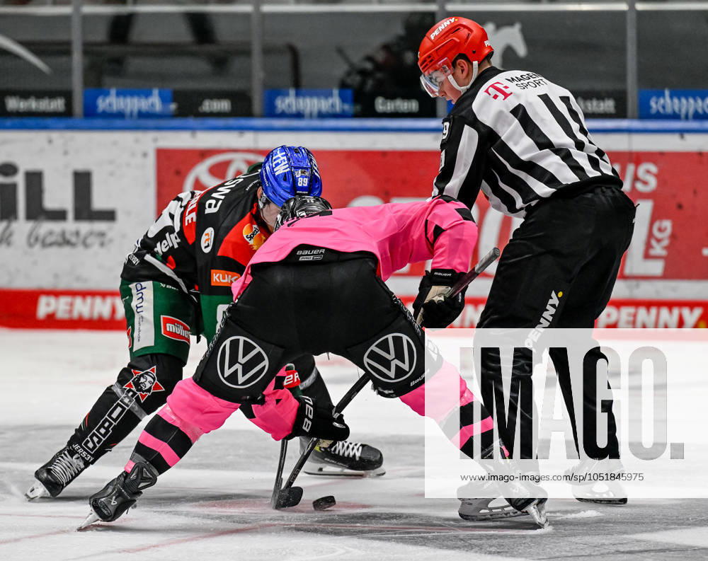 Linesperson Jonas Reinold takes a faceoff between Mark Zengerle Augsburger Panther, 89 and Phil Varone Grizzlys Wolfsburg, 26 GER, Augsburger Panther vs Grizzlys Wolfsburg, Ice Hockey, DEL, Matchday 7, Season 2024 2025, 06 10 2024 GER, Augsburger Panther vs Grizzlys Wolfsburg, Ice Hockey, DEL, Matchday 7, Season 2024 2025, 06 10 2024 Augsburg