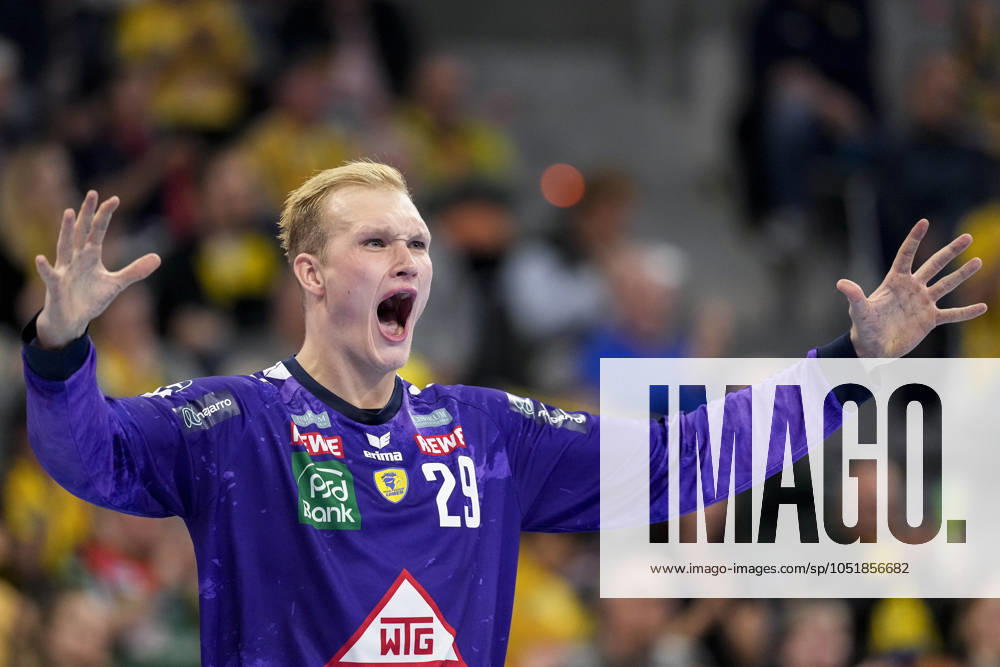 David Späth goalkeeper, RNL, 29 , Rhein Neckar Löwen player, single picture, single photo, action, cheer, cheers, cheers, celebration, joy, rejoice, rejoicing, confident, optimistic, positive, game scene, 07 10 2024, Mannheim Germany , Handball, Bundesliga, Rhein Neckar Löwen Handball Sport Verein Hamburg