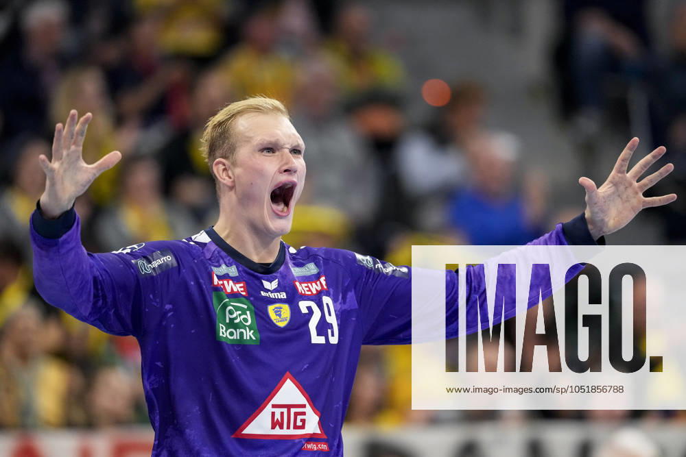 David Späth goalkeeper, RNL, 29 , Rhein Neckar Löwen player, single picture, single photo, action, cheer, cheers, cheers, celebration, joy, rejoice, rejoicing, confident, optimistic, positive, game scene, 07 10 2024, Mannheim Germany , Handball, Bundesliga, Rhein Neckar Löwen Handball Sport Verein Hamburg