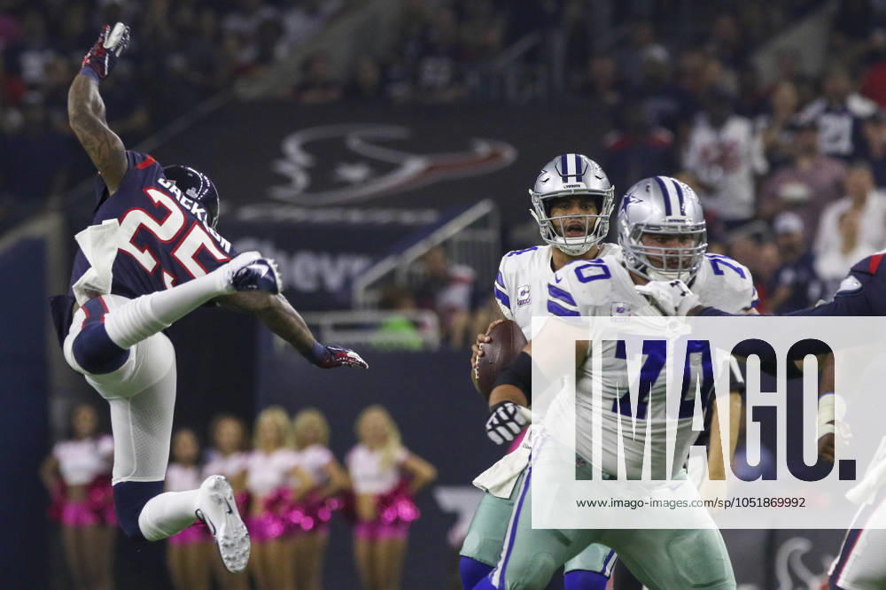 NFL, American Football Herren, USA 2018: Cowboys vs Texans OCT 07 October 7, 2018: Dallas Cowboys quarterback Dak Prescott (4) drops back to pass as he is being pursued by Houston Texans strong safety Kareem Jackson (25) during the first quarter in the NFL football game between the Houston Texans and the Dallas Cowboys at NRG Stadium in Houston, TX. John Glaser CSM Houston TX U.S.