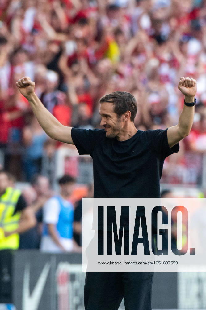 Julian Schuster SC Freiburg, coach celebrates victory, GER, SC Freiburg SCF vs VfB Stuttgart VFB , Bundesliga, 1 Spieltag, Saison 2024 2025, 24 08 2024 DFB DFL regulations prohibit any use of photographs as image sequences and or quasi video GER, SC Freiburg SCF vs VfB Stuttgart VFB , Bundesliga, 1 Spieltag, Saison 2024 2025, 24 08 2024 Freiburg
