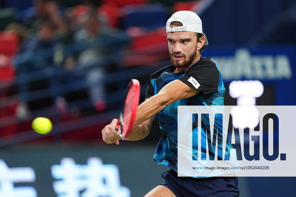 (241010) -- SHANGHAI, Oct. 10, 2024 -- Tomas Machac hits a return during the men s singles quarterfinal match between Carlos Alcaraz of Spain and Tomas Machac of the Czech Republic at the ATP, Tennis Herren World Tour Shanghai Masters tennis tournament in Shanghai, east China, Oct. 10, 2024. ) (SP)CHINA-SHANGHAI-TENNIS-ATP TOUR-SHANGHAI MASTERS(CN) XuxYanan
