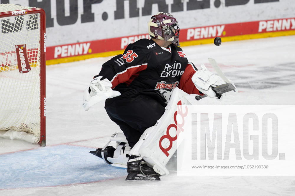 PENNY DEL 1 Kölner Haie Schwenninger Wild Wings Cologne, 11 10 2024 Julius Hudacek Kölner Haie, 35 PENNY DEL 1 Kölner Haie Schwenninger Wild Wings on 11 10 2024 at the Lanxess Arena in Cologne Germany