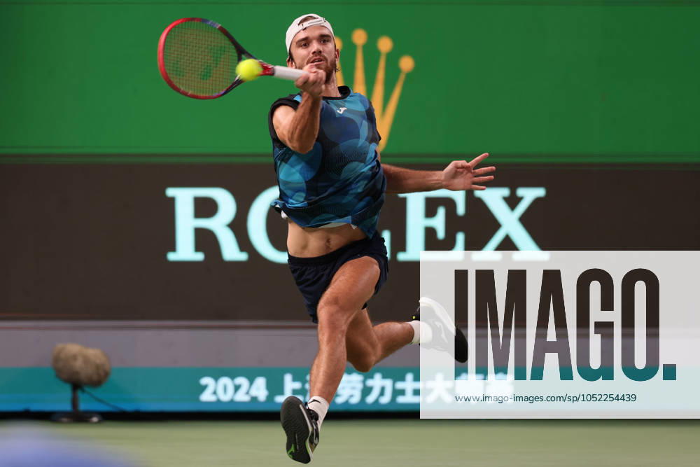 (241012) -- SHANGHAI, Oct. 12, 2024 -- Tomas Machac hits a return during the men s singles semifinal match between Jannik Sinner of Italy and Tomas Machac of the Czech Republic at the ATP, Tennis Herren World Tour Shanghai Masters tennis tournament in Shanghai, east China, Oct. 12, 2024. ) (SP)CHINA-SHANGHAI-TENNIS-ATP TOUR-SHANGHAI MASTERS(CN) WangxXiang