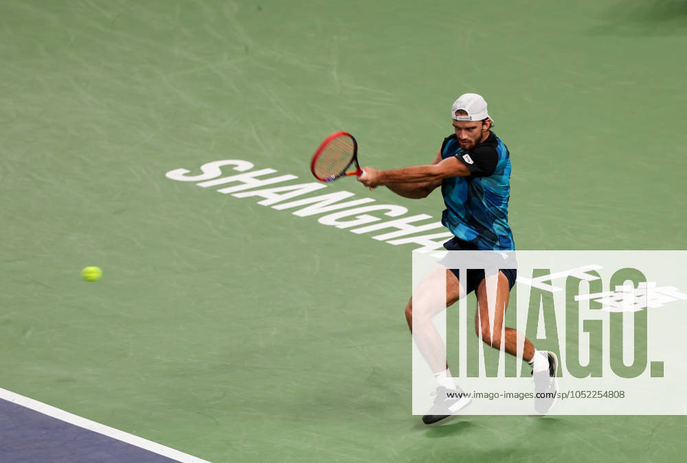(241012) -- SHANGHAI, Oct. 12, 2024 -- Tomas Machac hits a return during the men s singles semifinal match between Jannik Sinner of Italy and Tomas Machac of the Czech Republic at the ATP, Tennis Herren World Tour Shanghai Masters tennis tournament in Shanghai, east China, Oct. 12, 2024. ) (SP)CHINA-SHANGHAI-TENNIS-ATP TOUR-SHANGHAI MASTERS(CN) WangxXiang