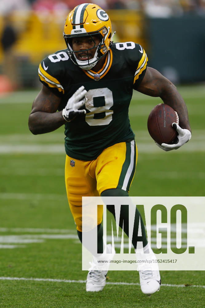 GREEN BAY, WI - OCTOBER 13: Green Bay Packers running back Josh Jacobs (8) runs with the ball during a game between the Green Bay Packers and the Arizona Cardinals at Lambeau Field on October 13, 2024 in Green Bay, WI. (Photo by Larry Radloff Icon Sportswire) NFL, American Football Herren, USA OCT 13 Cardinals at Packers Icon02410131581