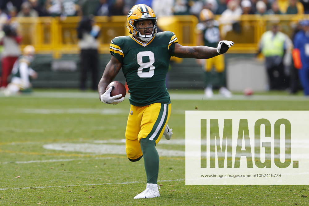 GREEN BAY, WI - OCTOBER 13: Green Bay Packers running back Josh Jacobs (8) switches directions during a game between the Green Bay Packers and the Arizona Cardinals at Lambeau Field on October 13, 2024 in Green Bay, WI. (Photo by Larry Radloff Icon Sportswire) NFL, American Football Herren, USA OCT 13 Cardinals at Packers Icon02410134380
