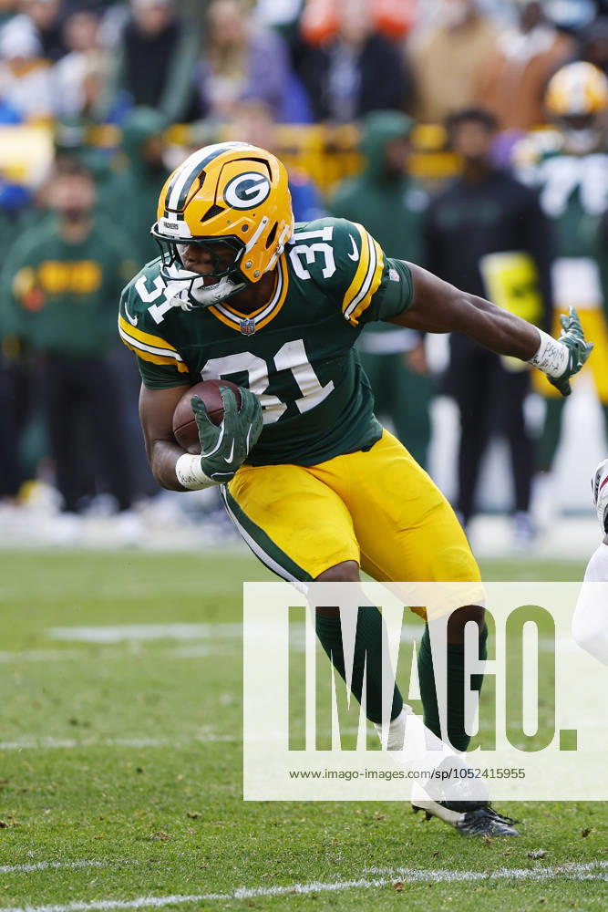 GREEN BAY, WI - OCTOBER 13: Green Bay Packers running back Emanuel Wilson (31) spins out of a tackle during a game between the Green Bay Packers and the Arizona Cardinals at Lambeau Field on October 13, 2024 in Green Bay, WI. (Photo by Larry Radloff Icon Sportswire) NFL, American Football Herren, USA OCT 13 Cardinals at Packers Icon02410135877