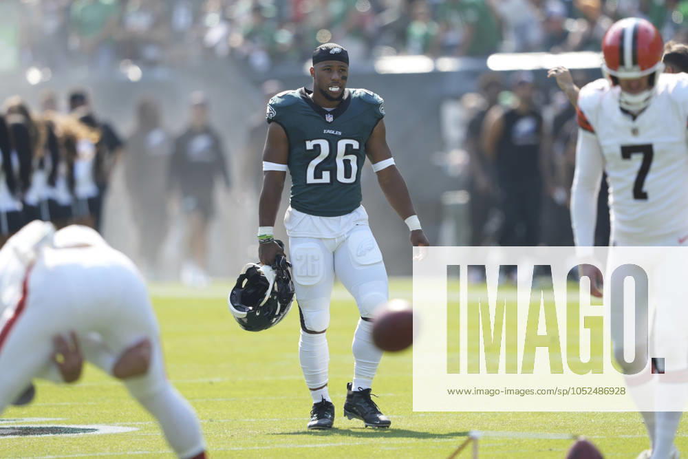 PHILADELPHIA, PA - OCTOBER 13: Philadelphia Eagles running back Saquon Barkley (26) warms up during the game between the Philadelphia Eagles and the Cleveland Browns on October 13, 2024 at Lincoln Financial Field in Philadelphia, PA. (Photo by Andy Lewis Icon Sportswire) NFL, American Football Herren, USA OCT 13 Browns at Eagles Icon241013084