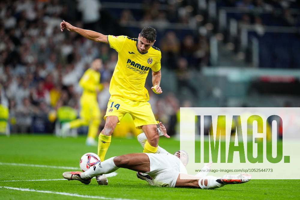 Santi Comesana of Villarreal and Jude Bellingham of Real Madrid in action during the Spanish League, LaLiga EA Sports, football match played between Real Madrid and Villarreal CF at Santiago Bernabeu stadium on October 5, 2024, in Madrid, Spain. Madrid SPAIN - ZUMA Vil 20241005_zaa_a181_192