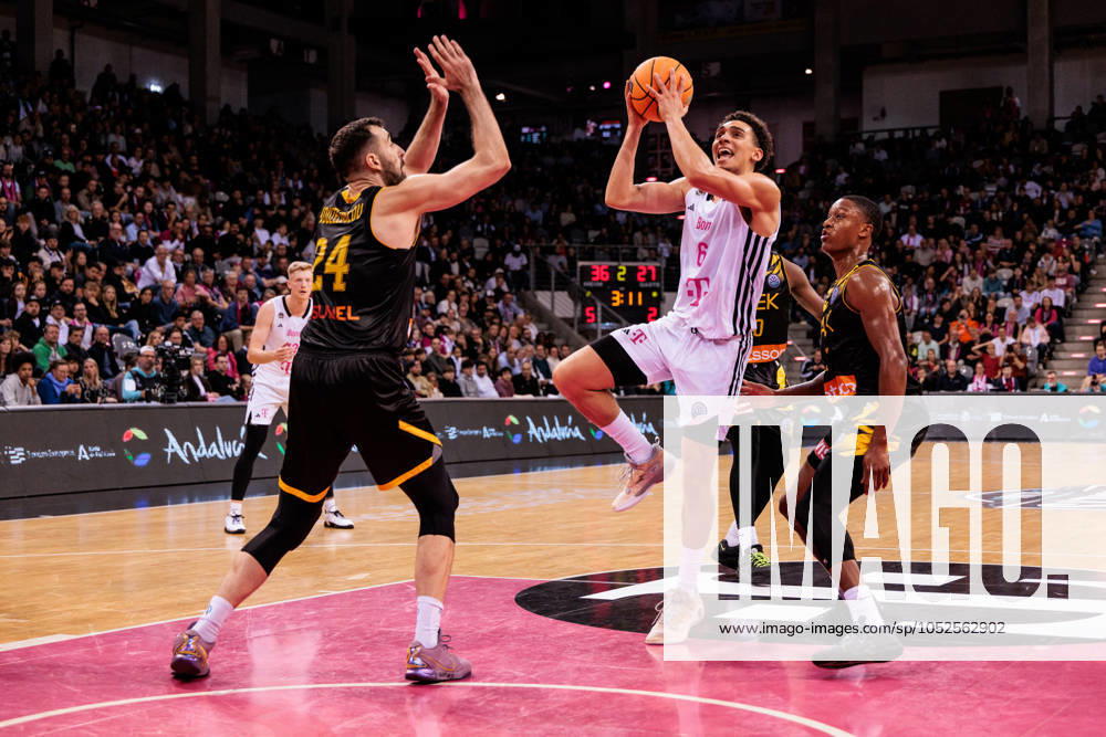 Basketball Champions League, Telekom Baskets Bonn vs AEK Betsson BC, 15 10 2024 Ioannis Kouzeloglou AEK Betsson BC, 24 , Angelo Allegri Telekom Baskets Bonn, 6 in the throw Basketball Champions League, Telekom Baskets Bonn vs AEK Betsson BC, Bonn, Telekom Dome on 15 10 2024