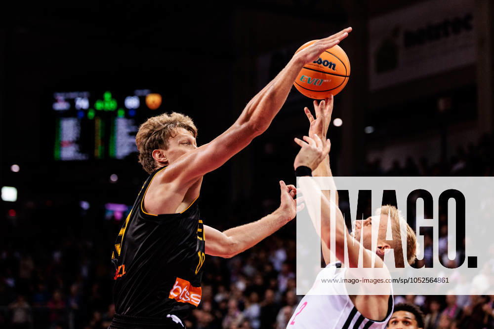 Basketball Champions League, Telekom Baskets Bonn vs AEK Betsson BC, 15 10 2024 Mndaugas Kuzminskas AEK Betsson BC, 19 , Sam Griesel Telekom Baskets Bonn, 2 in the throw Basketball Champions League, Telekom Baskets Bonn vs AEK Betsson BC, Bonn, Telekom Dome on 15 10 2024