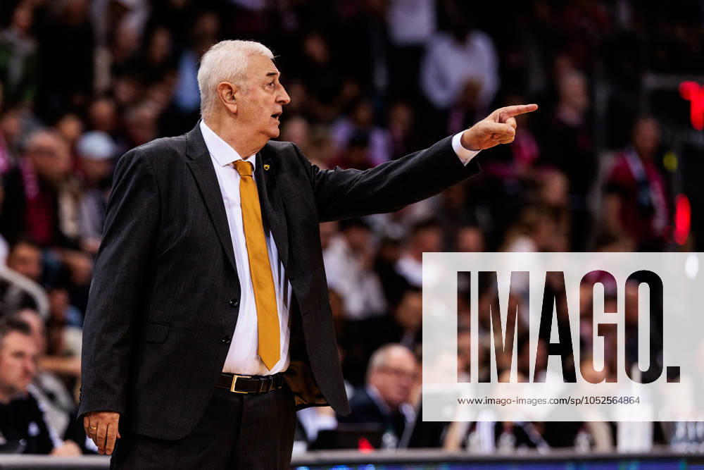 Basketball Champions League, Telekom Baskets Bonn vs AEK Betsson BC, 15 10 2024 Dragan Sakota coach AEK Betsson BC gestures Basketball Champions League, Telekom Baskets Bonn vs AEK Betsson BC, Bonn, Telekom Dome on 15 10 2024