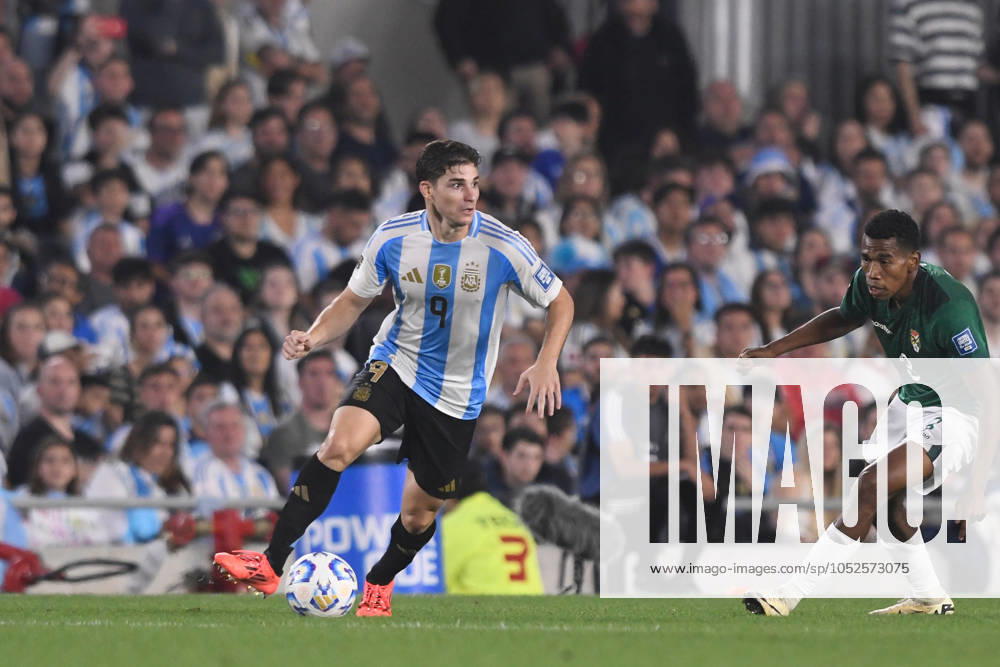Julian Alvarez of Argentina controls ball during the FIFA World Cup, WM, Weltmeisterschaft, Fussball 2026 South American Qualifier match between Argentina and Bolivia at Estadio Mas Monumental Antonio Vespucio Liberti on October 15, 2024 in Buenos Aires, Argentina. Photo by D.Halisz SFSI Argentina v Bolivia - FIFA World Cup 2026 Qualifier