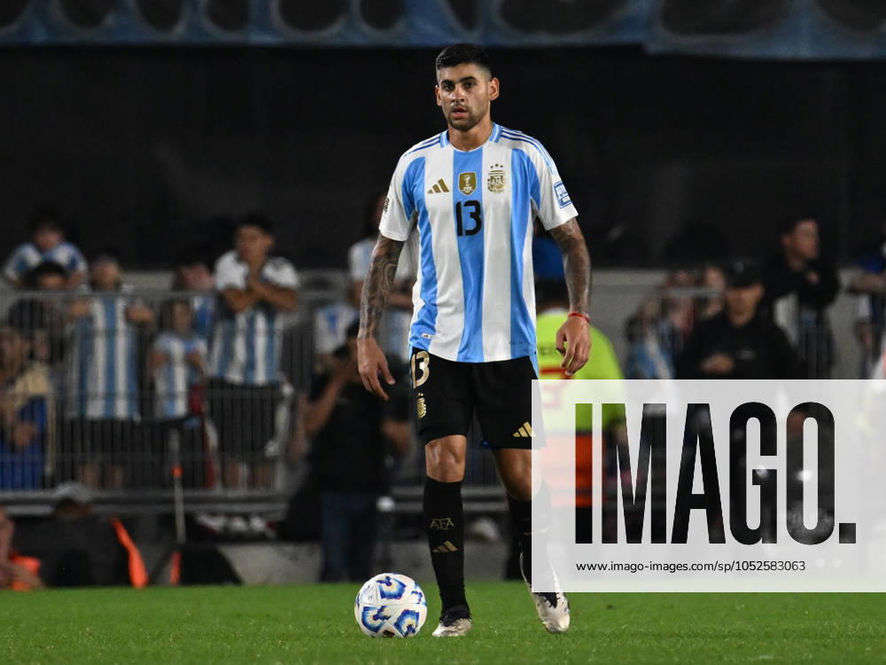 BUENOS AIRES, ARGENTINA - OCTOBER 15:Cristian Romero of Argentina Controls the ball during a match between Argentina Vs Bolivia as part of World Cup 2026 Qualifiers at Estadio Mas Monumental on October 15, 2024 in BuenosAires, Argentina. Buenos Aires Buenos Aires Argentina