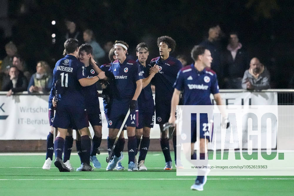 Players of Mannheimer HC MHC , celebrate the goal, celebrate the goal, goal, celebration, cheers about the goal, rejoice, joy, rejoices, optimistic, positive, game scene, highlight, action, 18 10 2024, Mannheim Germany , Hockey, 1 Bundesliga, Men, TSV Mannheim Mannheimer HC