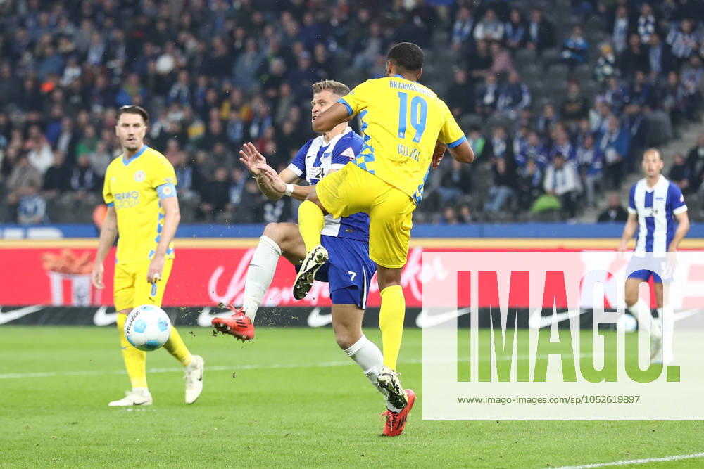 Soccer 2 Bundesliga, Hertha BSC Berlin Eintracht Braunschweig, v l Florian Niederlechner Hertha, 7 , Leon Bell Bell Braunschweig, 19 duel, duel, fight, tackle Berlin