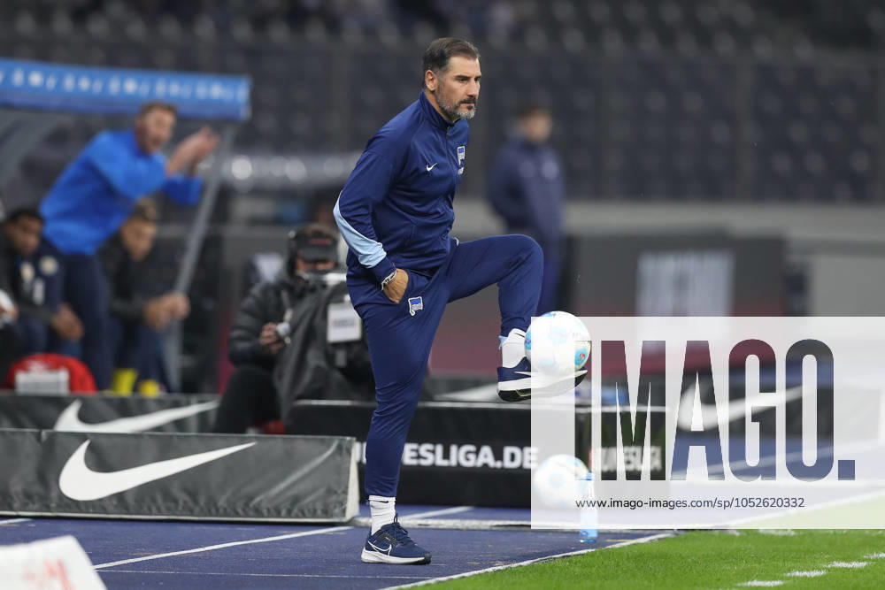 Soccer 2 Bundesliga, Hertha BSC Berlin Eintracht Braunschweig, v l Cristian Fiel Hertha, coach on the ball, plays the ball Berlin