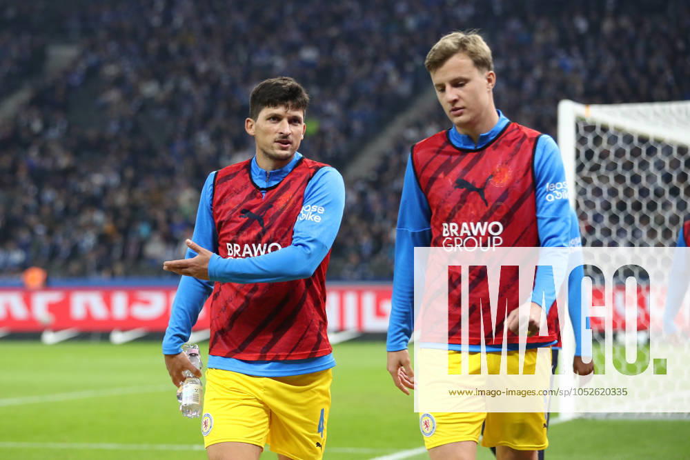 Fußball 2 Bundesliga, Hertha BSC Berlin Eintracht Braunschweig, v l Jannis Nikolaou Braunschweig, 4 Robert Ivanov Braunschweig, 5 Zweikampf, Duell, Kampf, tackle Berlin