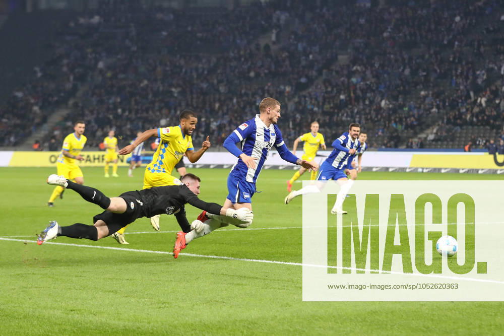 Soccer 2 Bundesliga, Hertha BSC Berlin Eintracht Braunschweig, v l Michael Cuisance Hertha, 27 and Lennart Grill Braunschweig, 1 duel, duel, fight, tackle Berlin