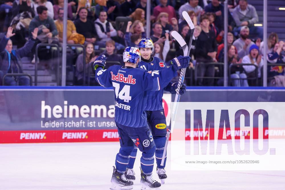 Goal celebration by Markus Eisenschmid 11 EHC Red Bull Muenchen to equalize 2 2, EHC Red Bull Muenchen vs Augsburger Panther, Matchday 10, Ice Hockey, Penny DEL, 18 10 2024 Muenchen Bayern Germany