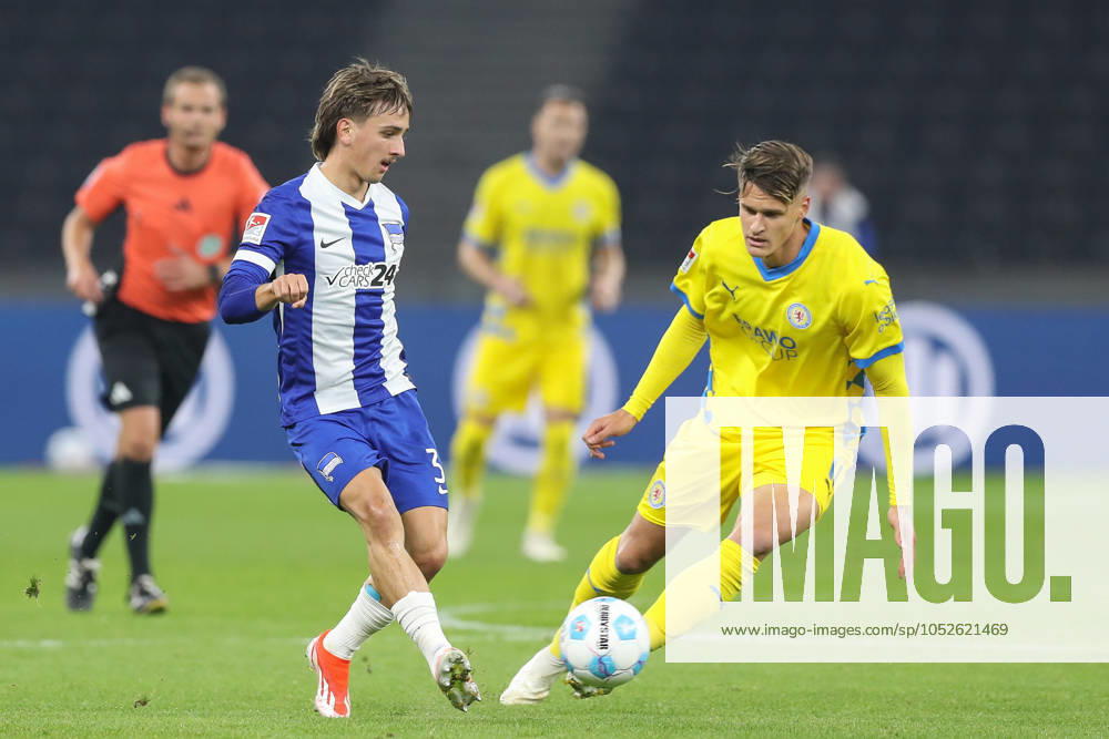 Soccer 2 Bundesliga, Hertha BSC Berlin Eintracht Braunschweig, v l Michal Karbownik Hertha, 33 , Levente Szabo Braunschweig, 11 duel, fight, tackle Berlin
