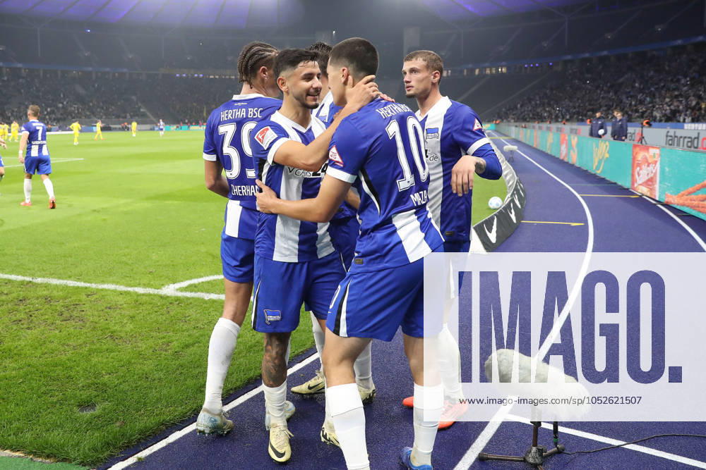Soccer 2 Bundesliga, Hertha BSC Berlin Eintracht Braunschweig, v l jubilation after the 2 1 by Ibrahim Maza Hertha, 10 Berlin