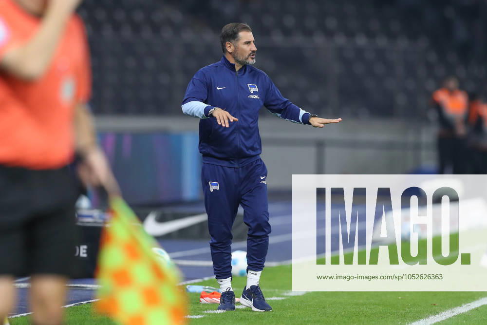 Soccer 2 Bundesliga, Hertha BSC Berlin Eintracht Braunschweig, v l Cristian Fiel Hertha, Coach Berlin