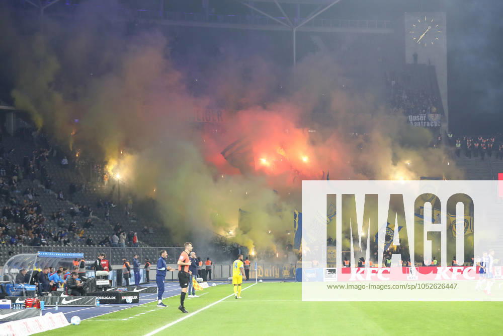 Soccer 2 Bundesliga, Hertha BSC Berlin Eintracht Braunschweig, v l symbol photo, symbol image, fans, spectators, audience, smoke, fog, pyro, pyrotechnics Berlin