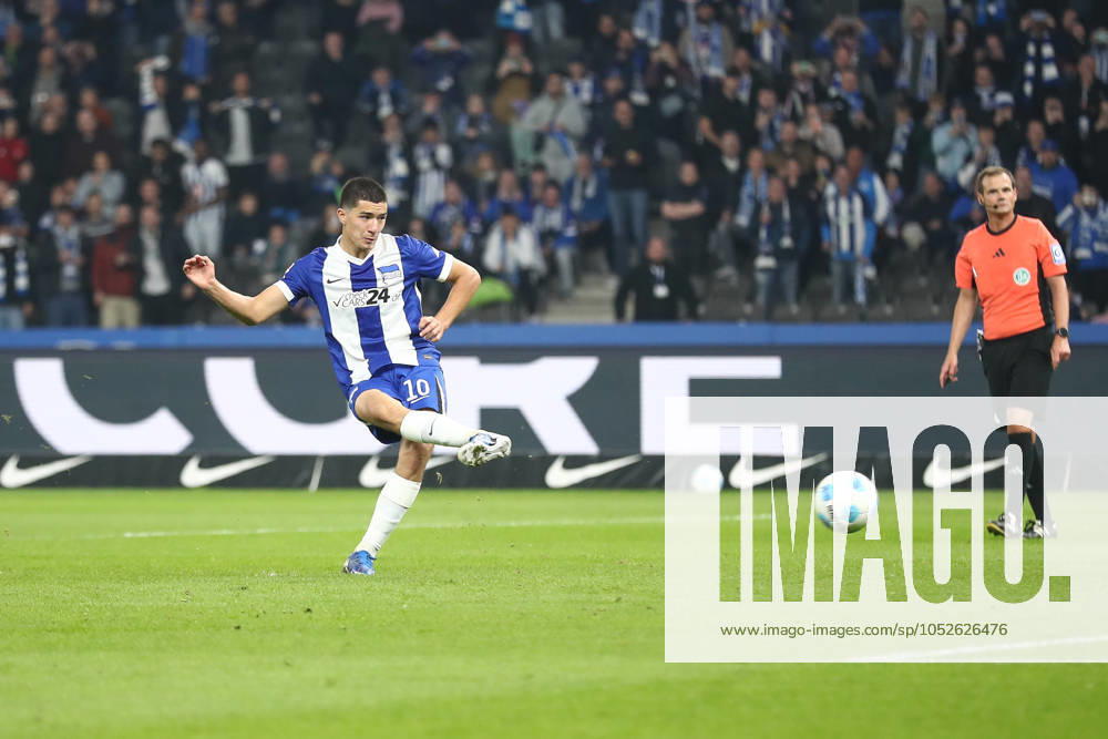 Soccer 2 Bundesliga, Hertha BSC Berlin Eintracht Braunschweig, v l Ibrahim Maza Hertha, 10 scores from penalty kick to 2 1 Berlin