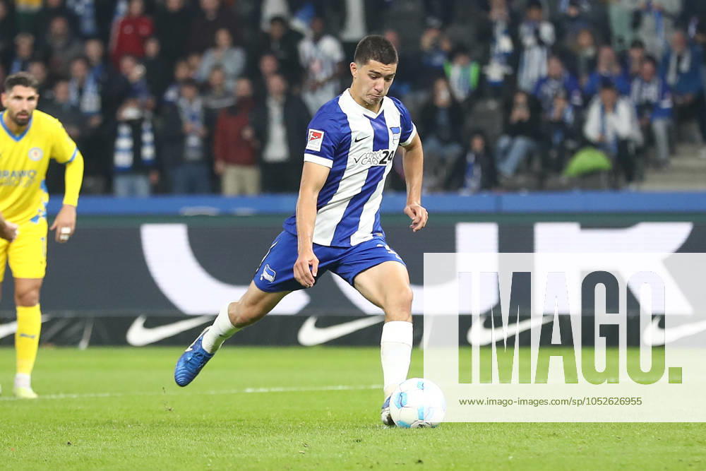 Soccer 2 Bundesliga, Hertha BSC Berlin Eintracht Braunschweig, v l Ibrahim Maza Hertha, 10 scores from penalty kick to 2 1 Berlin