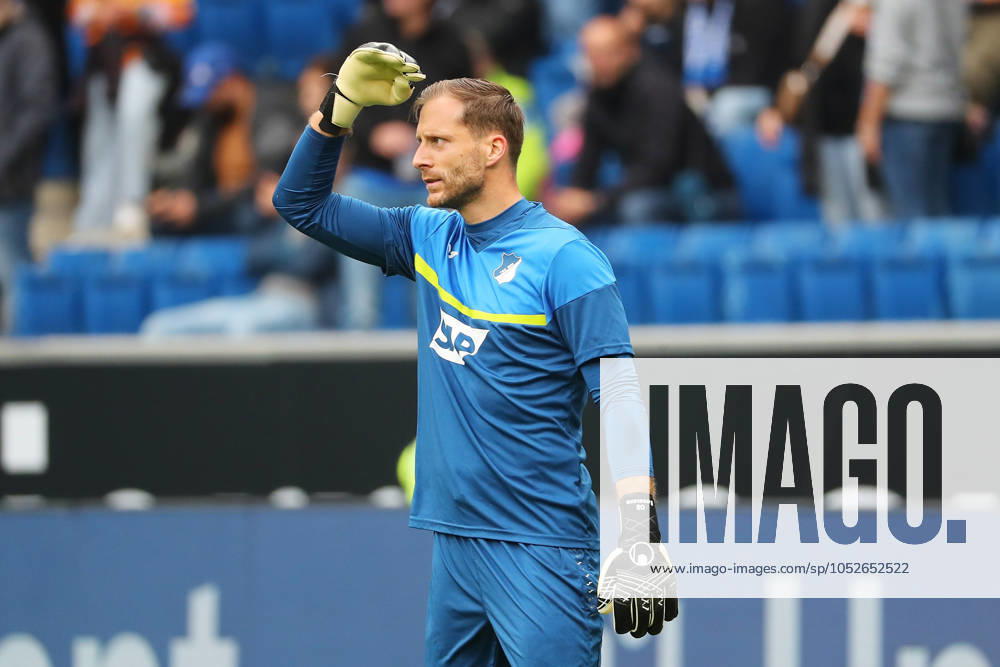 Fussball 1 Bundesliga, TSG 1899 Hoffenheim VfL Bochum, v l Goalkeeper Oliver Baumann TSG 1899 Hoffenheim warms up, beim Aufwaermen Sinsheim