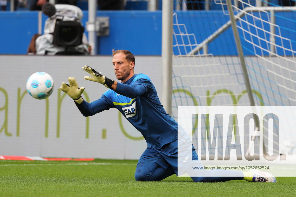Fussball 1 Bundesliga, TSG 1899 Hoffenheim VfL Bochum, v l Goalkeeper Oliver Baumann TSG 1899 Hoffenheim warms up, beim Aufwaermen Sinsheim