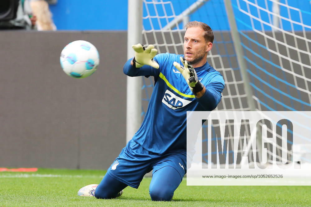 Fussball 1 Bundesliga, TSG 1899 Hoffenheim VfL Bochum, v l Goalkeeper Oliver Baumann TSG 1899 Hoffenheim warms up, beim Aufwaermen Sinsheim