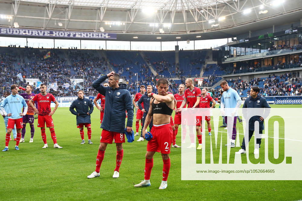 Fussball 1 Bundesliga, TSG 1899 Hoffenheim VfL Bochum, v l Mannschaft VfL Bochum nach dem Spiel, after the match enttaeuscht, enttaeuscht schauenend, dissapointed Sinsheim