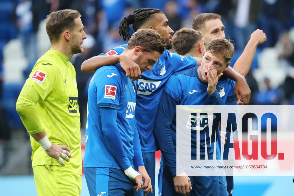 Fussball 1 Bundesliga, TSG 1899 Hoffenheim VfL Bochum, v l Mannschaft TSG Hoffenheim nach dem Spiel, after the match Sinsheim
