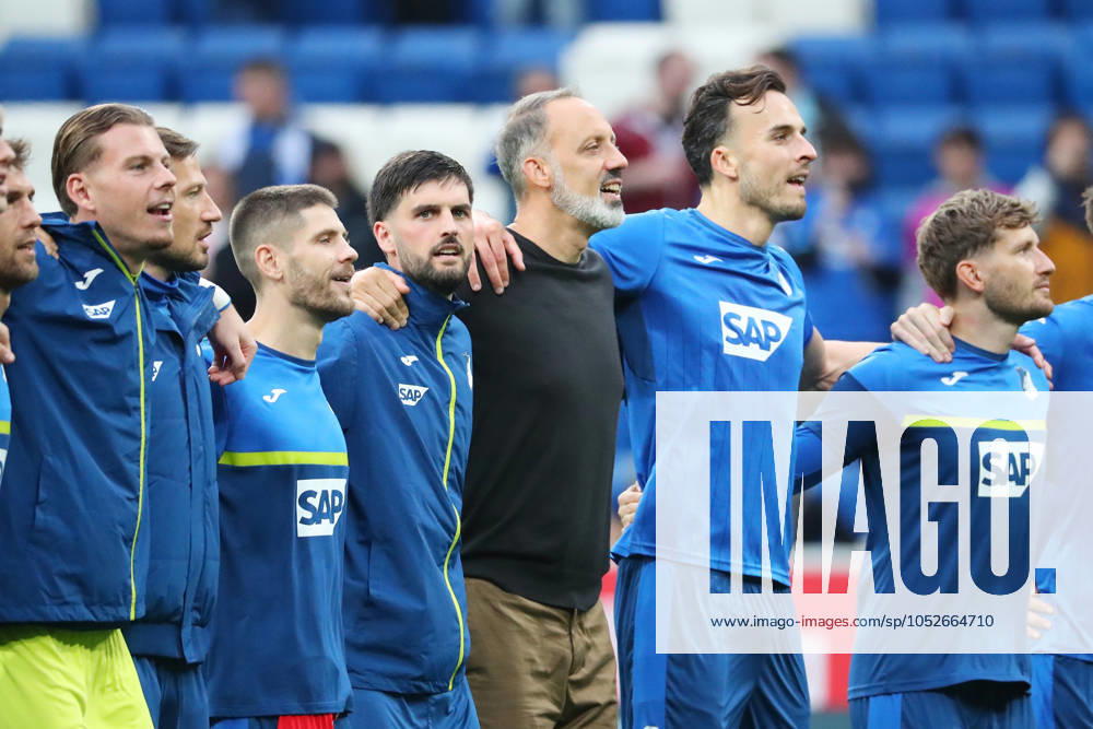 Fussball 1 Bundesliga, TSG 1899 Hoffenheim VfL Bochum, v l Mannschaft TSG Hoffenheim nach dem Spiel, after the match Trainer Pellegrino Matarazzo TSG 1899 Hoffenheim Sinsheim