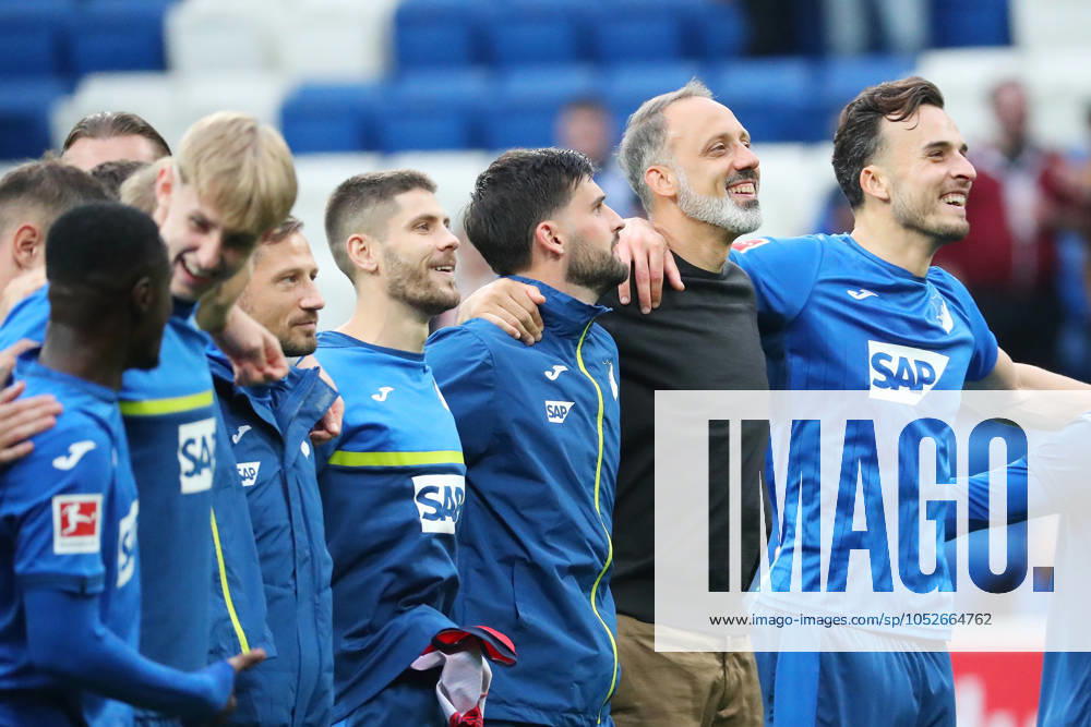 Fussball 1 Bundesliga, TSG 1899 Hoffenheim VfL Bochum, v l Mannschaft TSG Hoffenheim nach dem Spiel, after the match Trainer Pellegrino Matarazzo TSG 1899 Hoffenheim Sinsheim