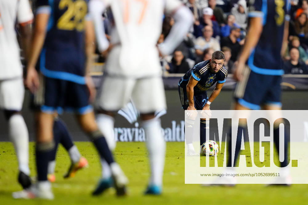 Philadelphia Union Defender Kai Wagner (27) prepares for a free kick during the second half of an MLS, Fussball Herren, USA match against FC Cincinnati at Subaru Park in Chester, Pennsylvania. CSM Chester United States of America - ZUMAc04_ 20241019_zma_c04_314