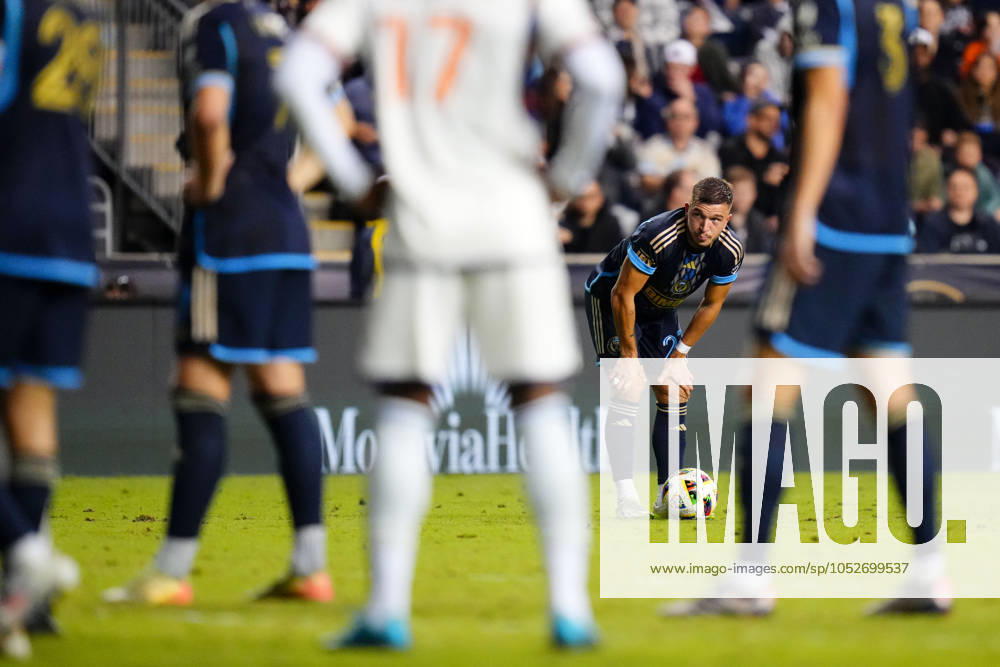Philadelphia Union Defender Kai Wagner (27) prepares for a free kick during the second half of an MLS, Fussball Herren, USA match against FC Cincinnati at Subaru Park in Chester, Pennsylvania. CSM Chester United States of America - ZUMAc04_ 20241019_zma_c04_320