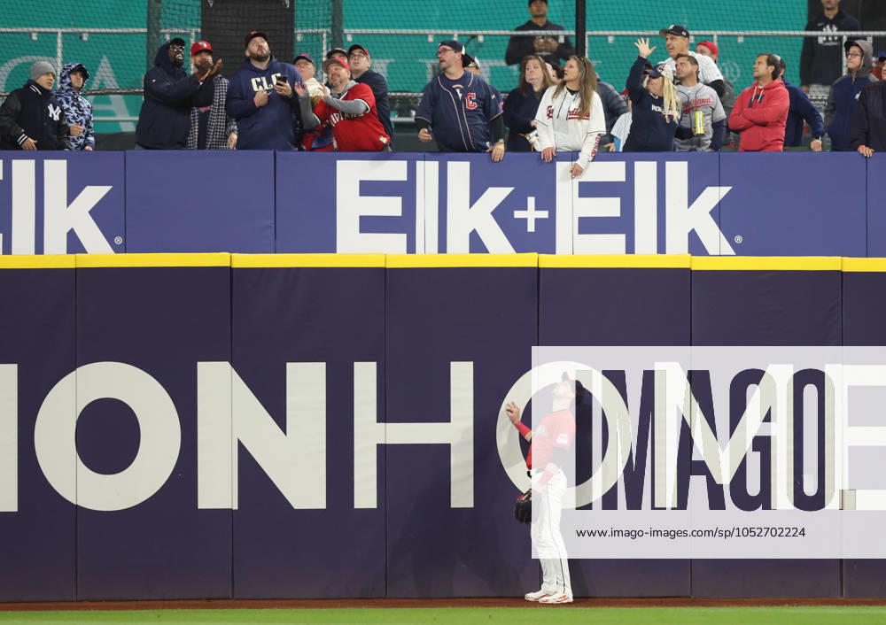 Cleveland Guardians left fielder Steven Kwan watches the home run ball from New York Yankees Juan Soto go into the stands for a three-run home run in the tenth inning to give the Yankees a 5-2 lead over the Cleveland Guardians in game five of the MLB, Baseball Herren, USA ALCS at Progressive Field in Cleveland, Ohio, on Saturday, October 19, 2024. CLE20241019843 AARONxJOSEFCZYK