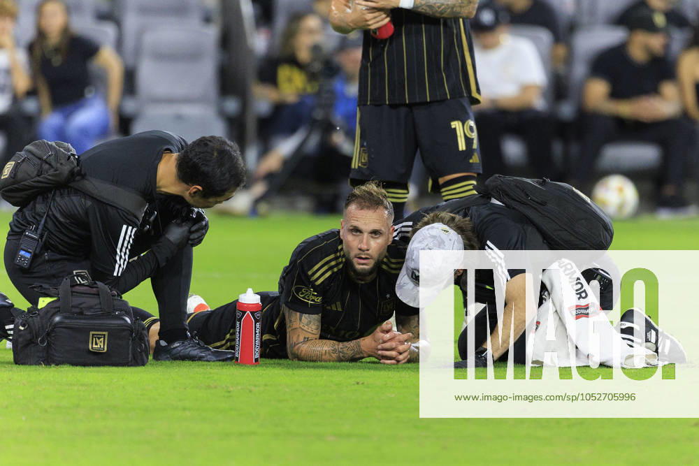 Maxime Chanot 25 of the Los Angeles Football Club is checked by team doctors after being fouled during their regular season MLS, Fussball Herren, USA match against the San Jose Earthquakes on Saturday October 19, 2024 at the BMO Stadium in Los Angeles, California. LAFC defeats Earthquakes, 3-1. JAVIER ROJAS PI Los Angeles USA - ZUMAp124 20241019_zaa_p124_050