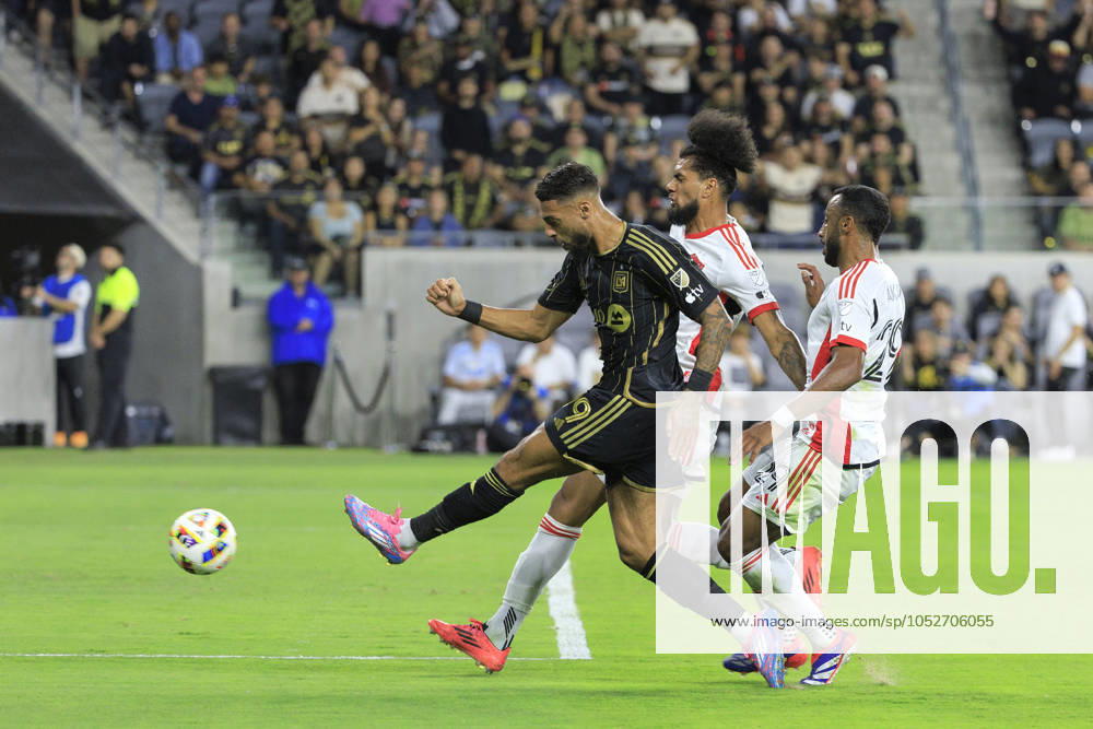 Denis Bouanga 99 of the Los Angeles Football Club takes a shot into goal during their regular season MLS, Fussball Herren, USA match against the San Jose Earthquakes on Saturday October 19, 2024 at the BMO Stadium in Los Angeles, California. LAFC defeats Earthquakes, 3-1. JAVIER ROJAS PI Los Angeles USA - ZUMAp124 20241019_zaa_p124_049
