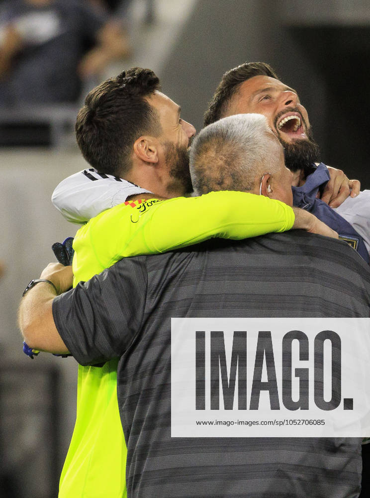 Goalkeeper, Hugo Lloris 1 and Olivier Giroud 9 of the Los Angeles Football Club react after reaching 1 on the Western Conference standings after winning their regular season MLS, Fussball Herren, USA match against the San Jose Earthquakes on Saturday October 19, 2024 at the BMO Stadium in Los Angeles, California. LAFC defeats Earthquakes, 3-1. JAVIER ROJAS PI Los Angeles USA - ZUMAp124 20241019_zaa_p124_062
