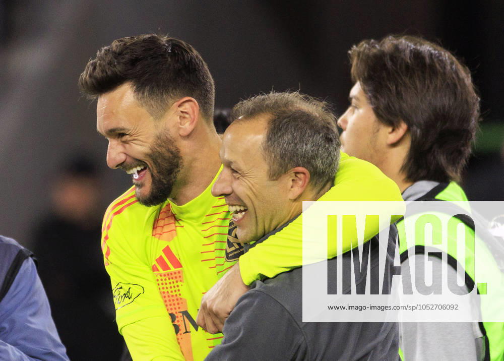 Goalkeeper, Hugo Lloris 1 celebrates with head coach, Steve Cherundolo of the Los Angeles Football Club after reaching 1 on the Western Conference standings after winning their regular season MLS, Fussball Herren, USA match against the San Jose Earthquakes on Saturday October 19, 2024 at the BMO Stadium in Los Angeles, California. LAFC defeats Earthquakes, 3-1. JAVIER ROJAS PI Los Angeles USA - ZUMAp124 20241019_zaa_p124_066