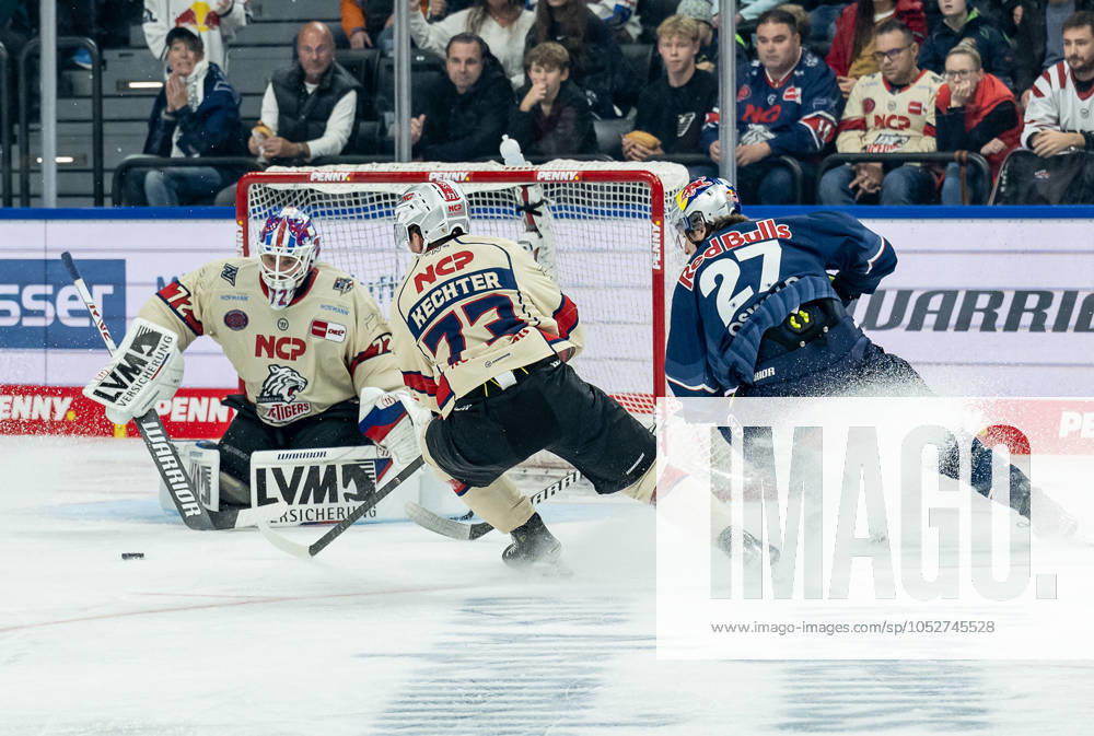 Veit Oswald EHC Red Bull Muenchen, 27 misses against Leon Hungerecker goalie, Nuernberg Ice Tigers, 72 and Roman Kechter Nuernberg Ice Tigers, 73 GER, EHC Red Bull Muenchen vs Nuernberg Ice Tigers, Ice Hockey, DEL, Matchday 11, Season 2024 2025, 20 10 2024 GER, EHC Red Bull Muenchen vs Nuernberg Ice Tigers, Ice Hockey, DEL, Matchday 11, Season 2024 2025, 20 10 2024 Muenchen