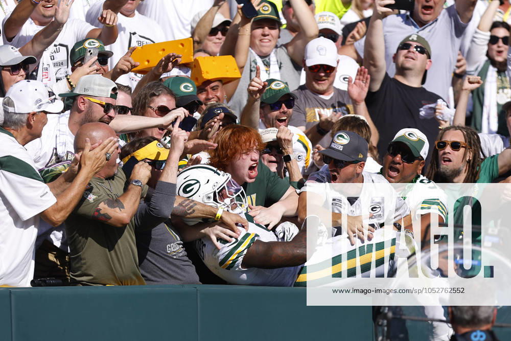 GREEN BAY, WI - OCTOBER 20: Green Bay Packers running back Josh Jacobs (8) celebrates with fans during a game between the Green Bay Packers and the Houston Texans at Lambeau Field on October 20, 2024 in Green Bay, WI. (Photo by Larry Radloff Icon Sportswire) NFL, American Football Herren, USA OCT 20 Texans at Packers Icon2410204314