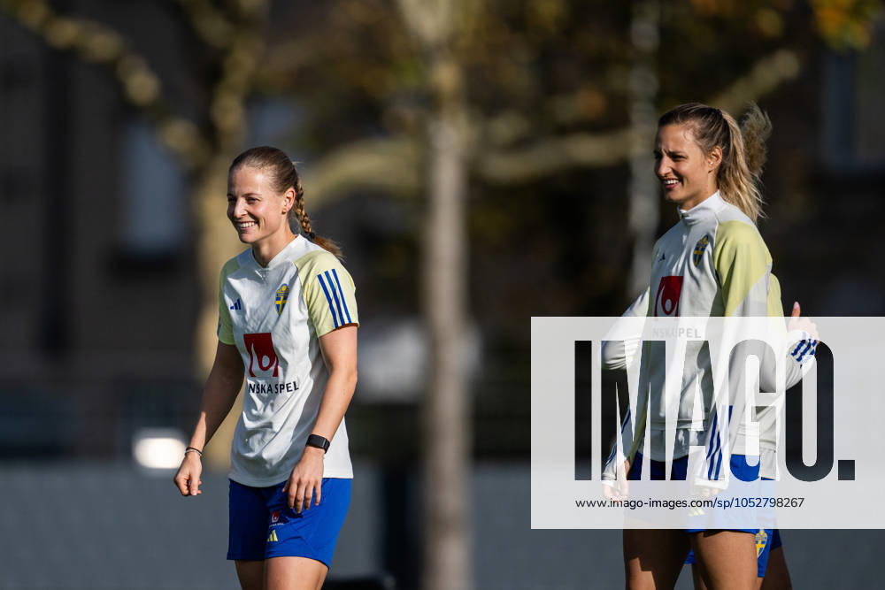 Anna Anvegard and Nathalie Björn of the Swedish women s national football team during a training session on October 22, 2024 in Luxembourg Photo Mathias Bergeld BILDBYRAN code MB MB0985 fotboll football soccer fotball em kval kval uefa womens euro qualifier qualifier träning practice training sverige sweden dam bbeng