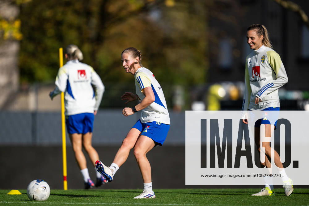 Anna Anvegard and Nathalie Björn of the Swedish women s national football team during a training session on October 22, 2024 in Luxembourg Photo Mathias Bergeld BILDBYRAN kod MB MB0985 fotboll football soccer fotball em kval kval uefa womens euro qualifier qualifier träning practice training sverige sweden dam bbeng