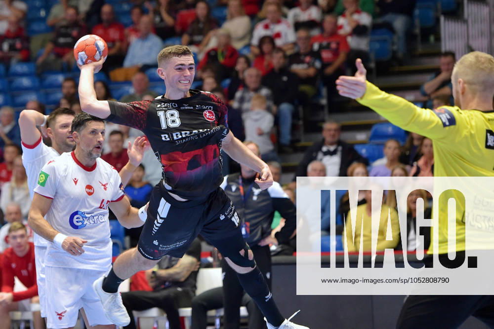 Florian Dorsten MT Melsungen 18 on the throw Bj rgvin Pall Gustafsson Goalkeeper, Goalkeeper Valur Reykjavik, 1 R , Alexander Petersson Valur Reykjavik, 43 L , GER, MT Melsungen ISL, Valur Reykjavik, Handball, EHF European League Maenner, Group Matches, Season 2024 2025, 22 10 2024, GER, MT Melsungen ISL,Valur Reykjavik , Handball, EHF Maenner, Group Matches, Season 2024 2025, 22 10 2024 Kassel